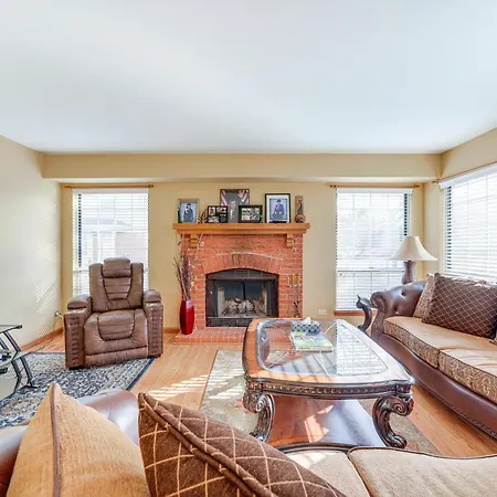Hanover Park Townhome With Grill 36 Mi To Chicago!